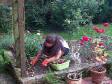 Das bin ich bei der Gartenarbeit.